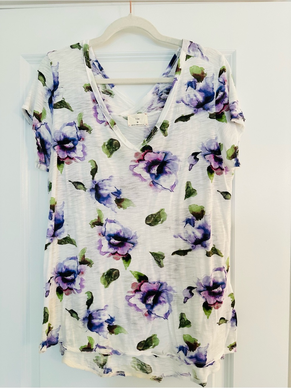 T.La Anthropologie White V-Neck Short Sleeve Top with Purple Floral Print NWOT